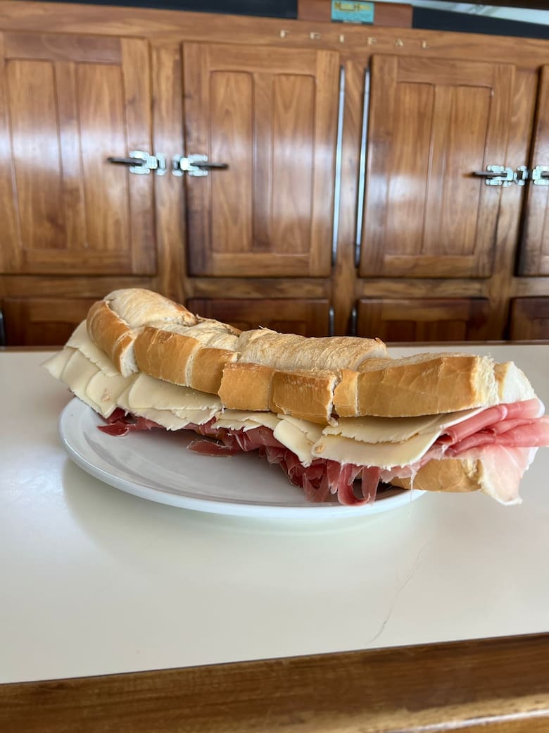 El sándwich colosal de Balcarce: historia, tradición y gastronomía en "El Cruce"