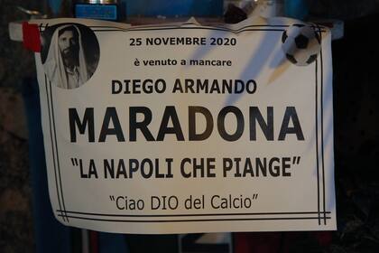 Un santuario con la inscripción "Maradona falleció el 25 de noviembre de 2020. Napoli llora, adiós al dios del fútbol" se muestra en la llamada "Esquina Maradona" en la parte superior del Quartieri Spagnoli en Nápoles