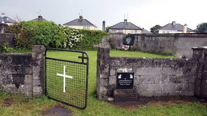 Un santuario de Tuam, condado de Galway erigido en memoria de hasta 800 niños que supuestamente fueron enterrados en el lugar de la antigua casa para madres solteras dirigidas por monjas