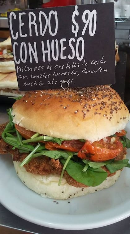 Un sánwich de cerdo con huevo, de Latino