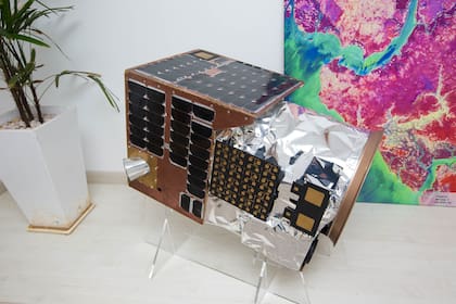 Un satélite en la oficina, decorado actual de su existencia.