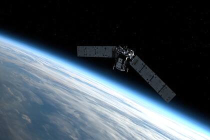 Un satélite la NASA circulando en la órbita baja terrestre (Archivo)