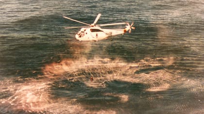 Un Sea King despliega su sonar