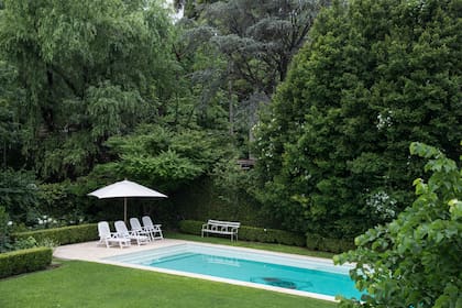 Un sector de césped contiguo a la pileta se destinó a la requerida cancha de fútbol.