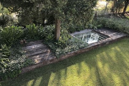 Un sector de este jardín ubicado en City Bell, contiene una pileta con asientos para un estar sumergido y un sector para meditación y descanso, vestidos por un aterrazado en durmientes de ferrocarril que permitieron elevar el sector, resolver un problema de niveles y conservar un árbol añoso.