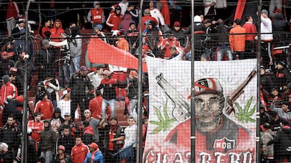 Un sector de la barra Newell''s y su homenjae, durante un clásico de 2016, a Cuatrerito Franchetti