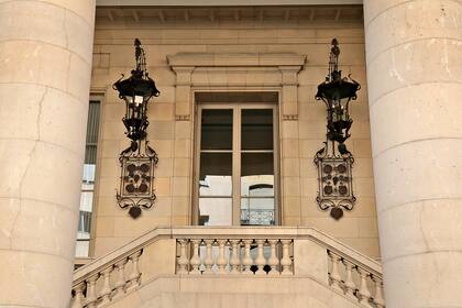 Un sector de la fachada del Palacio Duhau, el edificio de estilo neoclásico academicista que es un símbolo de Recoleta