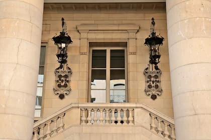 Un sector de la fachada del Palacio Duhau, el edificio de estilo neoclásico academicista que es un símbolo de Recoleta