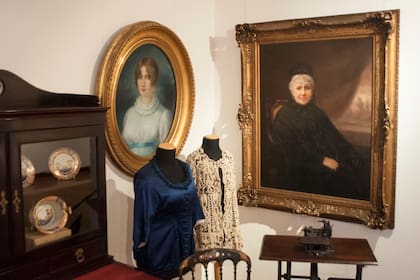 Un sector de la sala que exhibe indumentaria elementos de la vida cotidiana de las mujeres en el siglo XIX