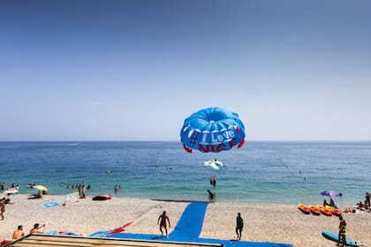 Un sector de la única gran playa de Niza está reservada para los deportes de agua