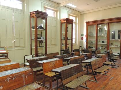 Un sector del museo conserva bancos de distintas épocas.