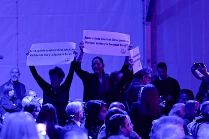 Un sector del público levantó carteles durante el discurso del secretario de Cultura Leonardo Cifelli