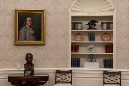 Un sector del Salón Oval que muestra un cuadro de Benjamin Franklin y un busto del expresidente Harry Truman