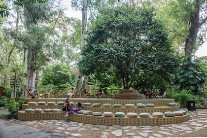 Un sector para escuchar música o sentarse a la sombra de los árboles