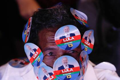 Un seguidor de Lula celebra su triunfo