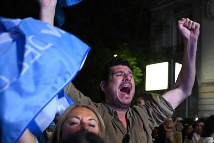 Un seguidor del Partido Nacional celebra los resultados