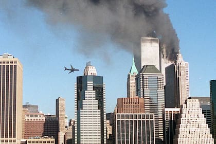 Un segundo avión se acerca al World Trade Center justo antes de chocar contra el rascacielos