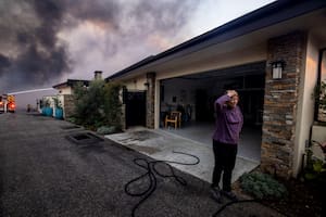 Un segundo incendio avivado por el viento arde sin control en la zona de Los Ángeles
