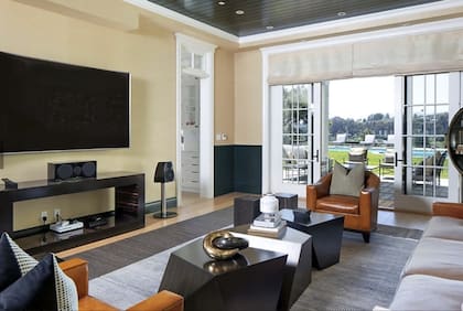 Un segundo living con televisión y home theatre. Crédito: Backgrid