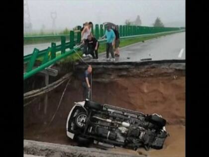 Un segundo video muestra cómo la gente se acerca a ayudar a la víctima