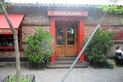 Un sello del barrio: milanesas, buñuelos y tartas es lo que más sale