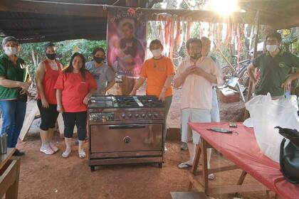 Un señor de California le donó a Carmen, la mamá de Yeni, una cocina industrial para que pueda seguir sirviendo la Copa de Leche a los chicos del barrio