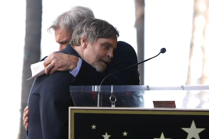 Un sentido abrazo entre Mark Hamill y Harrison Ford