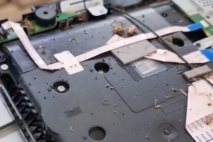Un servicio técnico de PlayStation se encontró con una sorpresa al abrir una consola (Foto: Captura de video)