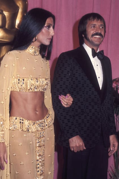 Un set de dos piezas en dorado para asistir a los Oscar de 1973 con su pareja Sonny Bono