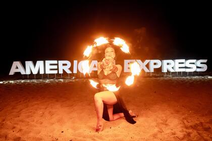 Un show de fuegos a orillas del mar para celebrar la noche de American Express.