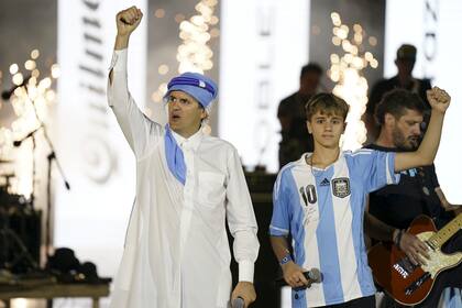 Un show de la banda Ciro y los Persas encendió esta tarde la denominada "Fiesta Argentina en Qatar" para que más de 3 mil compatriotas cantaran y bailaran al compás del rocanrol en el Anfiteatro Katara de la ciudad de Doha.
Etiquetas Selección nacional Ciro y los Persas recital Mundial Qatar 2022