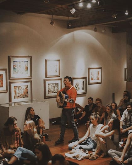 Un show en un museo, en Nómade.