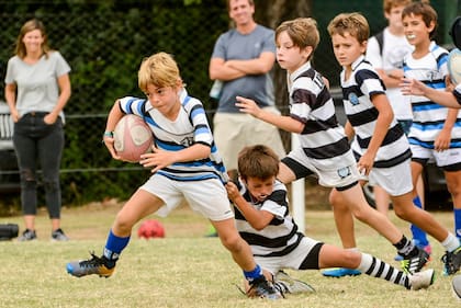 Un SIC vs. CASI infantil, con padres sonrientes fuera de la cancha; hoy la grieta dura lo que un partido, porque los socios y jugadores se encuentran entre sí en los colegios, el trabajo y hasta las familias.