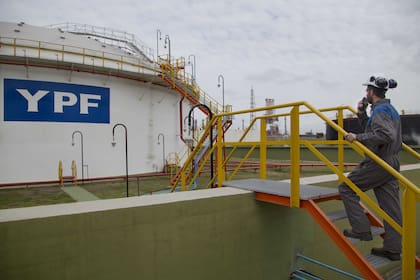 Un siglo en marcha. La Refinería La Plata cumple 100 años como el complejo industrial más grande del país y uno de los más importantes de Sudamérica.