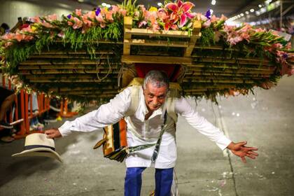Un silletero desfila por la Avenida del Río en la edición 2022 de la Feria de las Flores