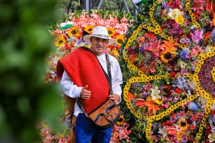 Un silletero posa junto a su silleta