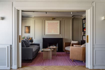 Un sillón ‘Cóndor’ se acompañó con un juego de mesas laqueadas y una alfombra de lana tejida en telar (todo de Bull). La chimenea, originalmente de madera, tomó un estilo art déco de la mano de un revestimiento en granito; corona una obra de Julián Brangold.