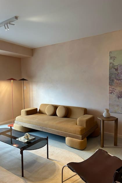 Un sillón en el que hasta las patas son mullidas y acolchadas