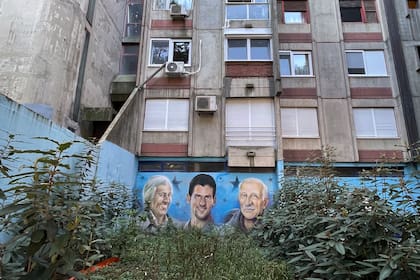 Un simbólico mural en el barrio de Banjica, debajo del departamento en el que vivió Djokovic: con Jelena Gencic (su primera entrenadora) y su abuelo Vladimir