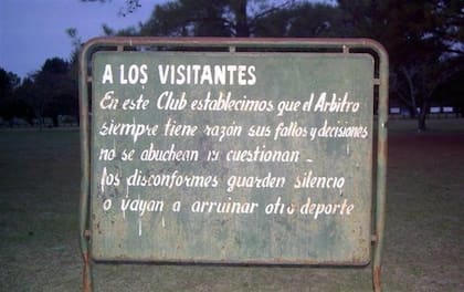 Un símbolo del respeto al referí en las canchas de rugby