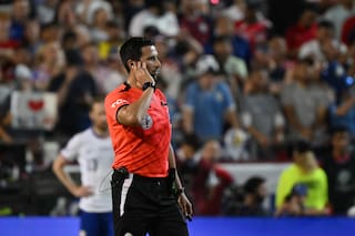 El VAR desfigura el fútbol y el ambiente pierde la paciencia: qué dicen los históricos