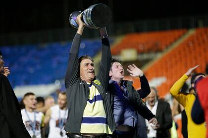 Un símbolo: el Patón Bauza consiguió el trofeo en Central, luego de 23 años sin conquistas