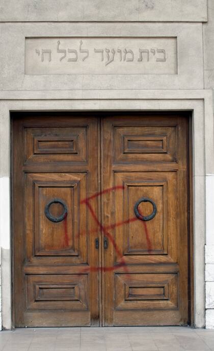 Un símbolo nazi pintado en la puerta de una casa porteña