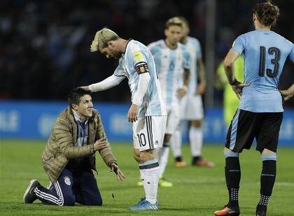 Un símbolo: un fanático le rinde tributo a Messi, metido en el campo; Leo se sintió arropado, como más le agrada