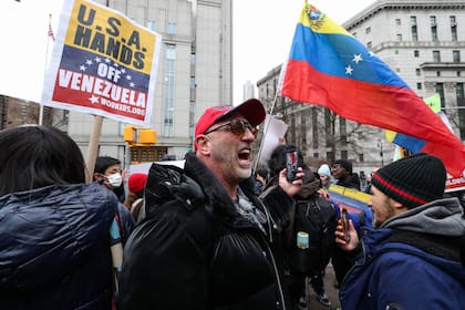 Un simpatizante de Trump a los gritos contra manifestantes que protestan por la detención de Maduro, frente a la corte en Nueva York
