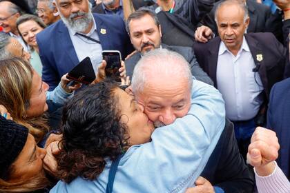 Un simpatizante extraña al expresidente brasileño Luiz Inacio Lula da Silva, quien vuelve a postularse para presidente, luego de votar en las elecciones generales en Sao Paulo, Brasil, el domingo 2 de octubre de 2022