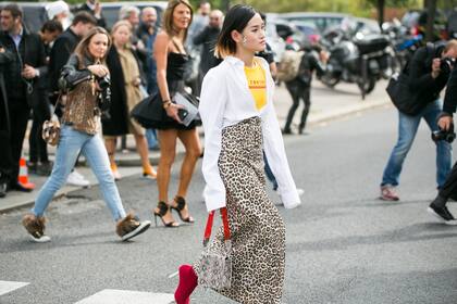 Un simple detalle de color intenso puede dar nueva vida a un look