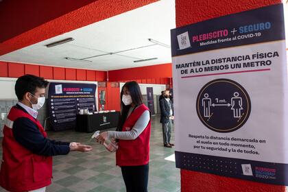 Un simulacro de la votación del referéndum para mostrar las medidas sanitarias