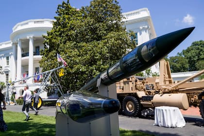 Un sistema de Defensa de Área de Gran Altitud Terminal (THAAD, por sus siglas en inglés) contra misiles balísticos, en una exhibición de Made in America en el Jardín Sur de la Casa Blanca, en Washington.