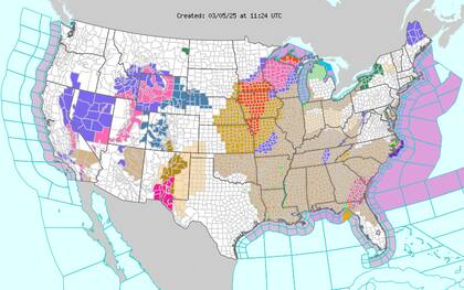 Un sistema de tormentas en California trae lluvias generalizadas y fuertes nevadas en Sierra Nevada, extendiéndose hacia las Montañas Rocosas